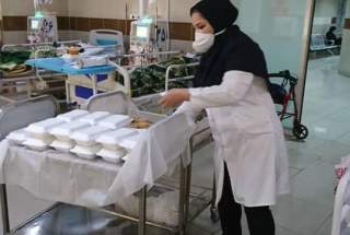 توزیع بسته های غذای گرم در بین بیماران به مناسبت فرا رسیدن عاشورای حسینی