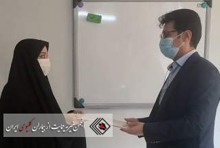 اهدای لوح تقدیر به مدیرعامل انجمن خیریه بیماران کلیوی ایران